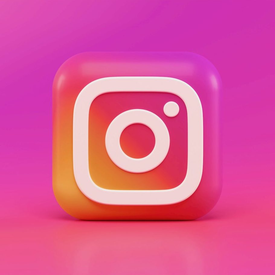 Logo Instagram sur fond rose