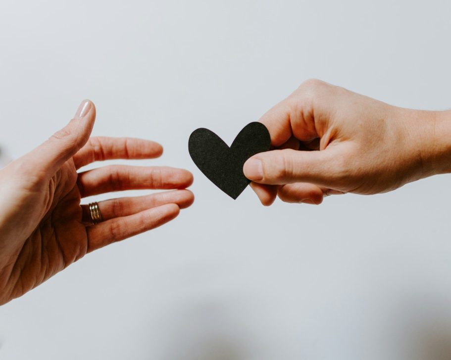 Logo Instagram sur fond rose